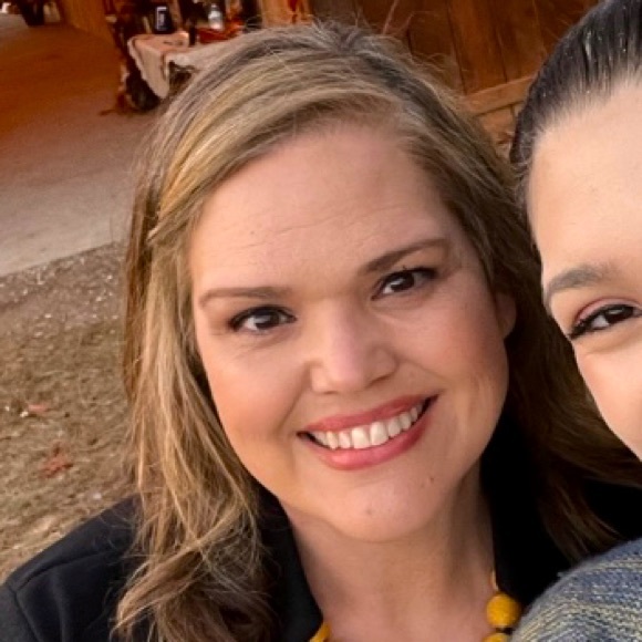 Meet your Posher, Julie - Picture 1 of 3